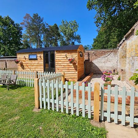 Gatwick Hideaway Hut Hotell Charlwood Exteriör bild