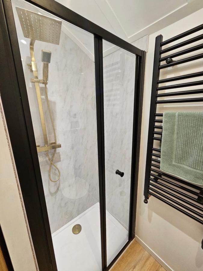 Gatwick Hideaway Hut Hotell Charlwood Exteriör bild