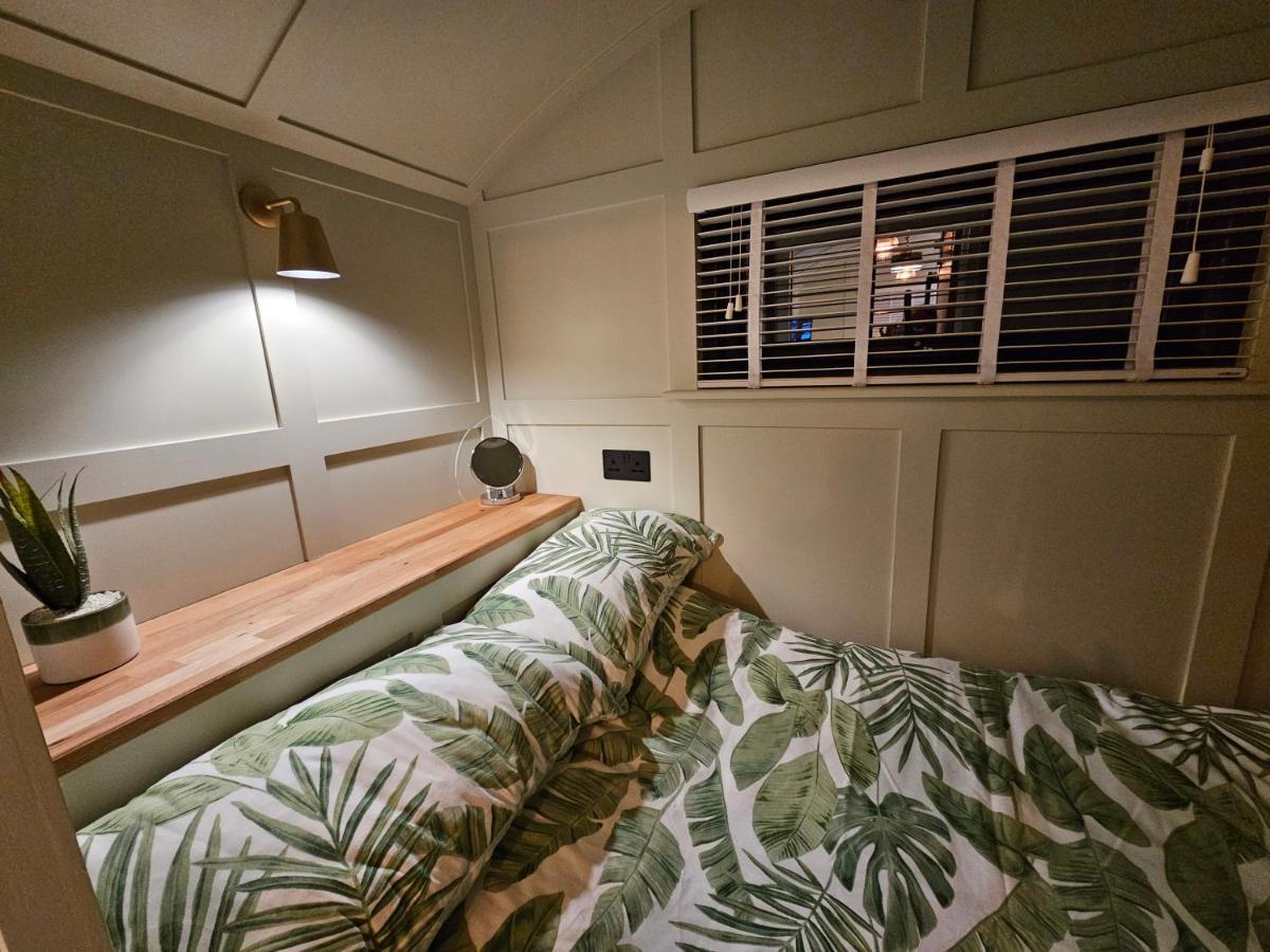 Gatwick Hideaway Hut Hotell Charlwood Exteriör bild