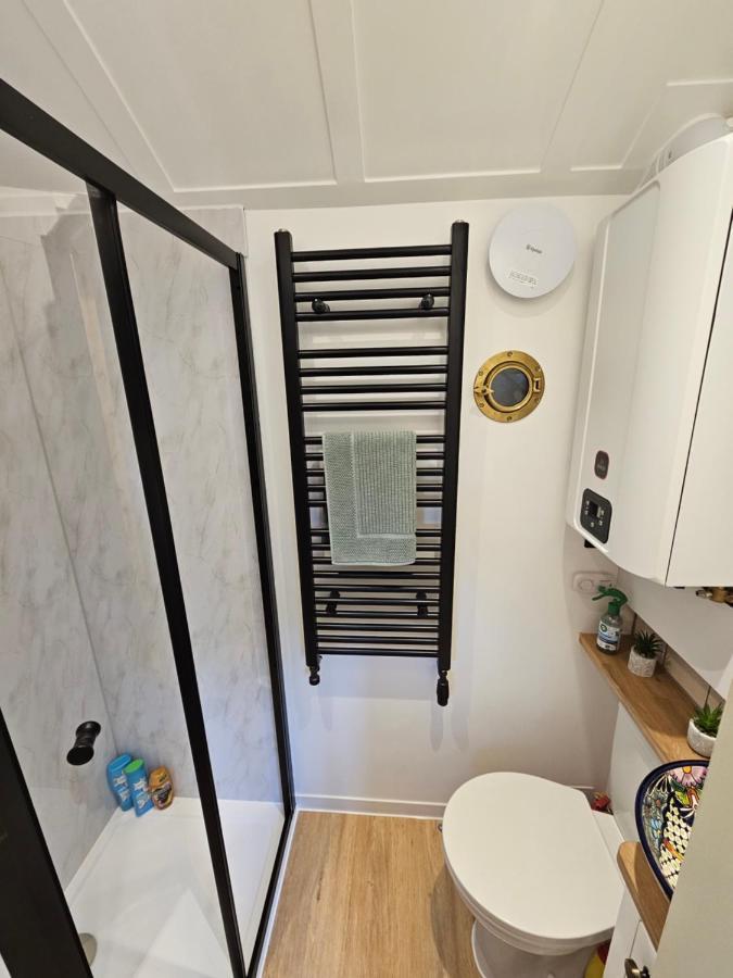 Gatwick Hideaway Hut Hotell Charlwood Exteriör bild