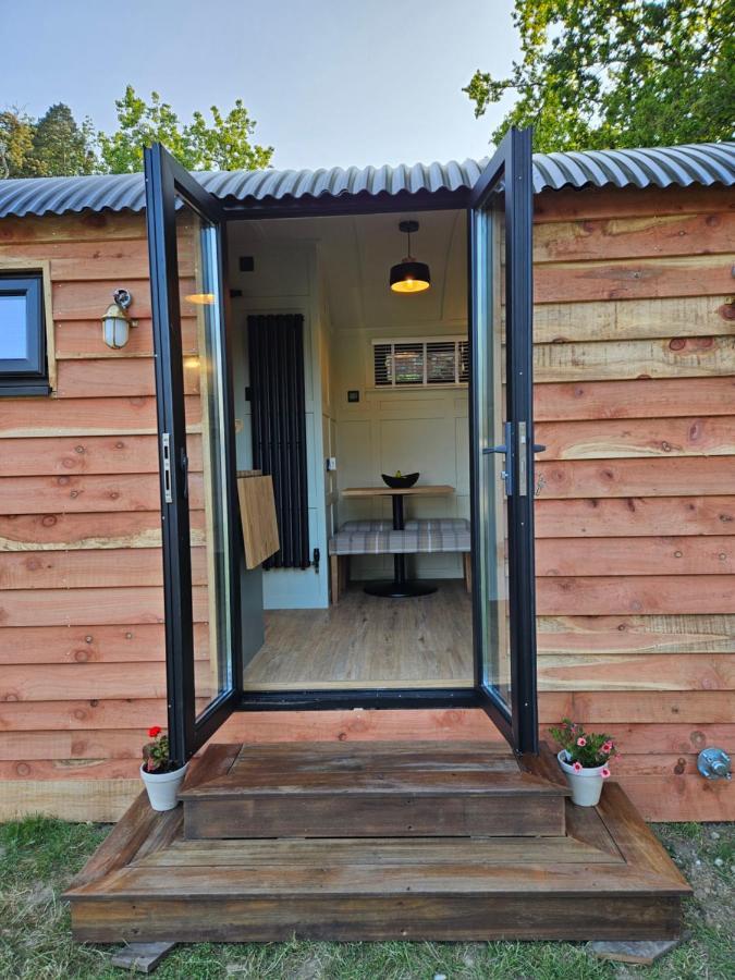 Gatwick Hideaway Hut Hotell Charlwood Exteriör bild