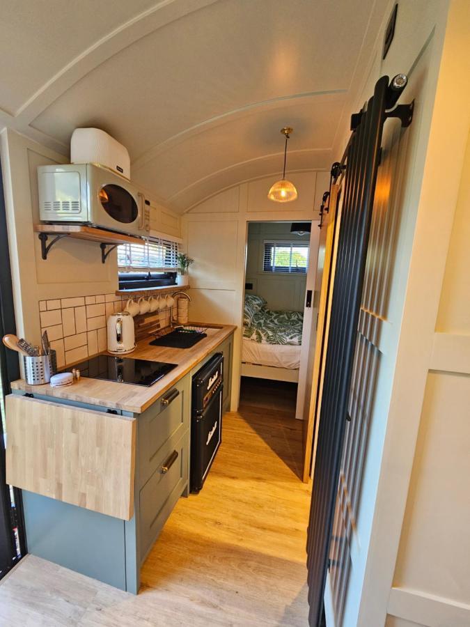 Gatwick Hideaway Hut Hotell Charlwood Exteriör bild