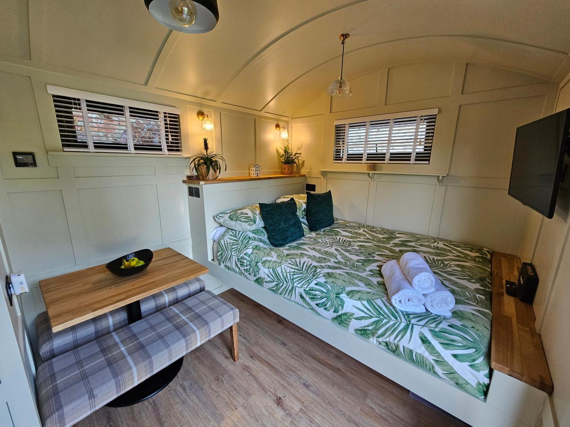 Gatwick Hideaway Hut Hotell Charlwood Exteriör bild