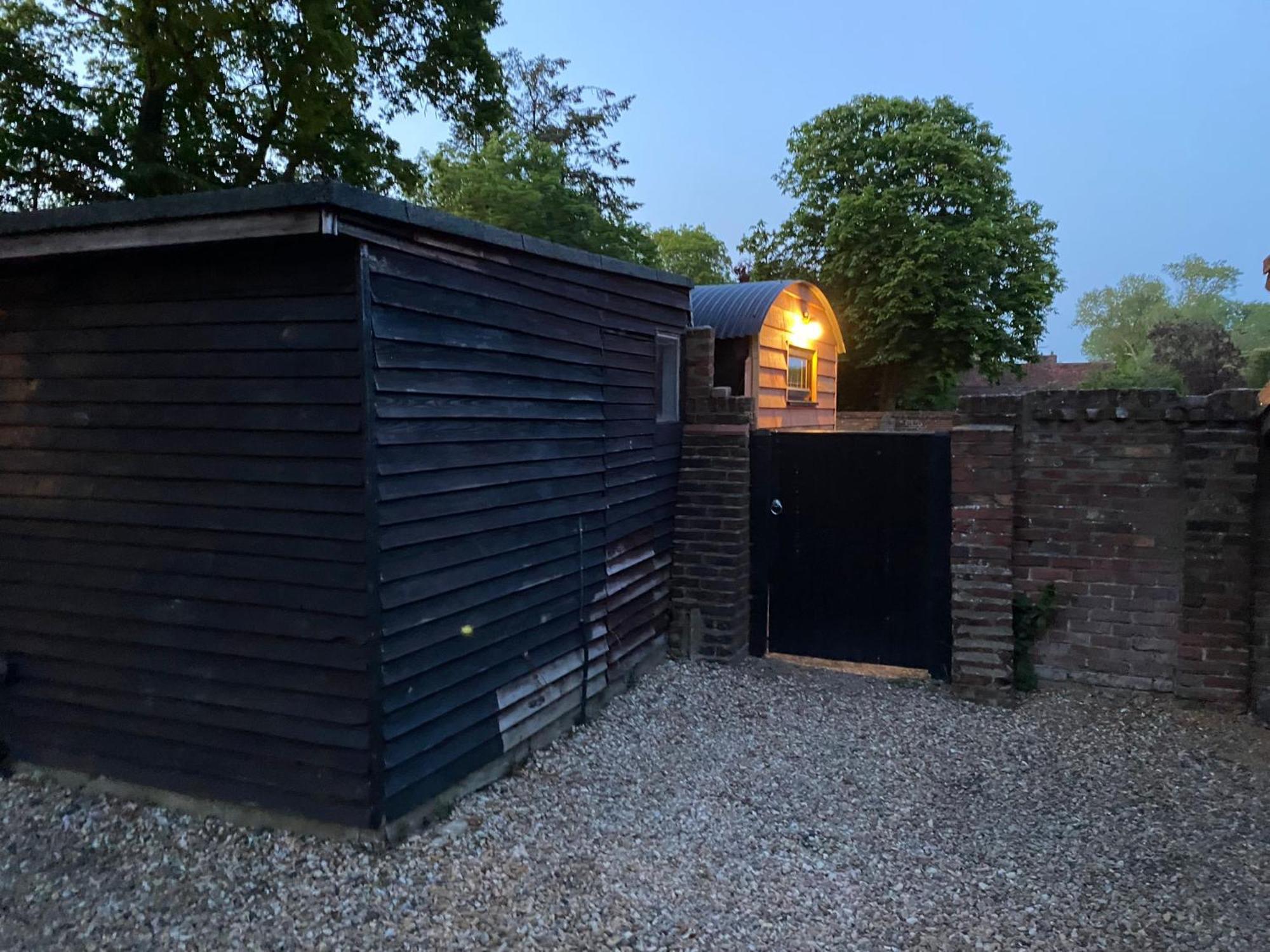 Gatwick Hideaway Hut Hotell Charlwood Exteriör bild