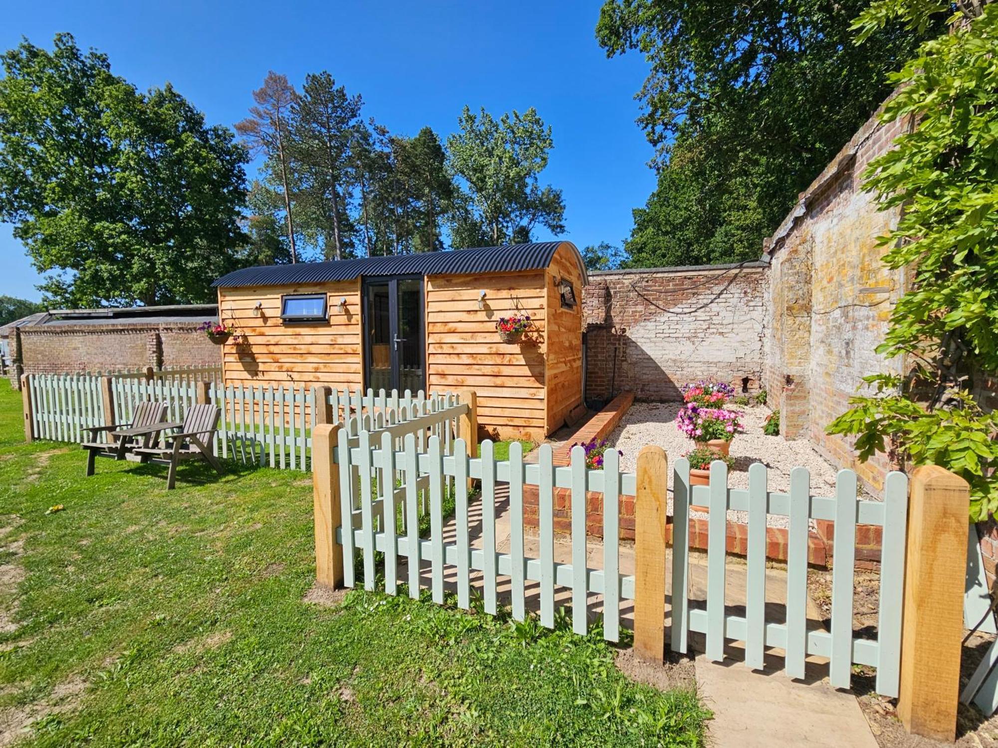 Gatwick Hideaway Hut Hotell Charlwood Exteriör bild